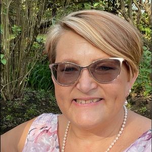 Meet your Posher, Laurie